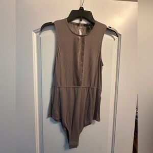 Tahari Bodysuit M Brown Lace Sleeveless One Piece Smocked Waist Sleevewear.